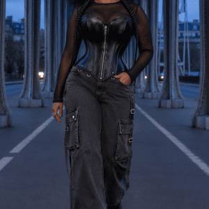 corset gothique noir en similicuir avec zip frontal argenté, coupe bustier cœur, baleinage apparent et attaches pour porte-jarretelles, porté avec un pantalon cargo large gris anthracite sur le pont Bir-Hakeim à Paris