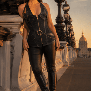Corset licou noir en brocart floral et similicuir noir avec chaînes décoratives dorées, fermeture zippée à l'avant et ceinture intégrée à anneau métallique.