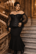 Femme de 40 ans taille 3XL portant un corset noir grande taille à manches bouffantes en tulle transparent, avec fermeture à busc à l’avant et épaules dégagées, photographiée dans le grand escalier de marbre du Palais Garnier. Elle porte une jupe longue trompette noire, des bottines victoriennes et des bijoux gothiques romantiques sous une lumière dorée élégante.