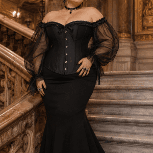 Femme de 40 ans taille 3XL portant un corset noir grande taille à manches bouffantes en tulle transparent, avec fermeture à busc à l’avant et épaules dégagées, photographiée dans le grand escalier de marbre du Palais Garnier. Elle porte une jupe longue trompette noire, des bottines victoriennes et des bijoux gothiques romantiques sous une lumière dorée élégante.