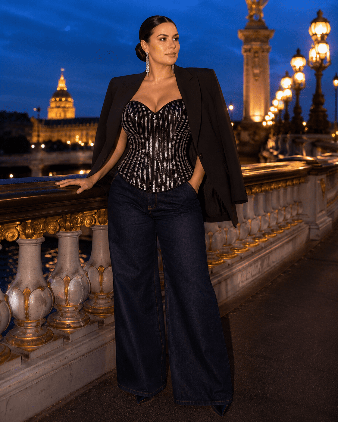 corset bustier noir à paillettes argentées porté avec un blazer noir oversize et un jean palazzo bleu foncé sur le pont Alexandre III à Paris