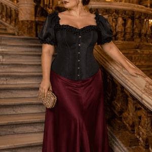 Femme de 40 ans taille 3XL portant un corset victorien noir à manches ballons et volants décoratifs, associé à une jupe satinée bordeaux, photographiée sur le grand escalier du Palais Garnier.