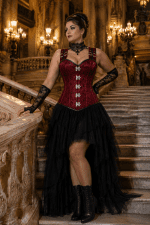 Corset steampunk bordeaux bustier pirate porté au Palais Garnier avec jupe asymétrique en tulle noir et bottines victoriennes à lacets