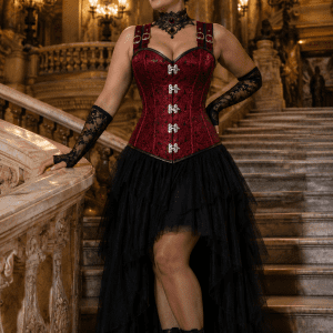 Corset steampunk bordeaux bustier pirate porté au Palais Garnier avec jupe asymétrique en tulle noir et bottines victoriennes à lacets