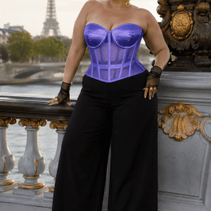 Femme de 40 ans taille 3XL portant un corset transparent violet grande taille à effet satin et tulle, associé à un pantalon palazzo noir taille haute sur le pont Alexandre III à Paris, avec la tour Eiffel floutée en arrière-plan.