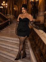 Femme portant un ensemble corset bustier gothique grande taille noir à rayures tennis avec mini-jupe assortie dans le grand escalier du Palais Garnier.