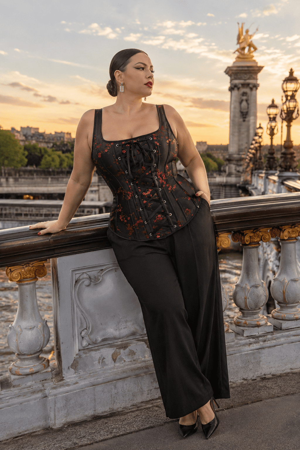 Corset élégant porté par une femme aux courbes harmonieuses montrant qu'un corset peut être porté avec style lorsque l'on a du ventre