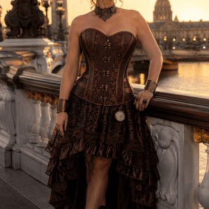 Robe corset bustier pirate marron steampunk portée au pont Alexandre III à Paris, jupe asymétrique à volants et détails victoriens, photo éditoriale à la golden hour