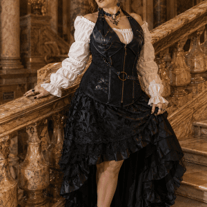 Robe corset bustier pirate steampunk noire avec chemisier victorien blanc, jupe asymétrique à volants et bottines victoriennes, photographiée sur le grand escalier du palais Garnier à Paris.