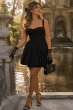 Robe corset mini noire patineuse portée au jardin du Luxembourg devant la fontaine de Médicis à Paris