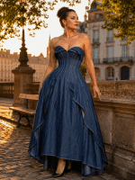 Robe de bal bustier corset effet jean bleu portée par une femme de 40 ans à la Place Dauphine au coucher du soleil