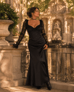 Top bustier noir en dentelle à manches longues porté avec une jupe satin noire au Jardin du Luxembourg près de la fontaine de Médicis
