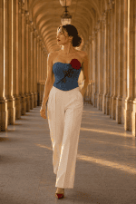 Bustier corset jean Saint-Valentin rose 3D porté avec un pantalon blanc dans les Galeries de Valois à Paris