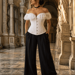 Corset bustier victorien blanc en dentelle florale porté avec un pantalon palazzo noir fluide à la Galerie Colbert à Paris dans une ambiance éditoriale haute couture.