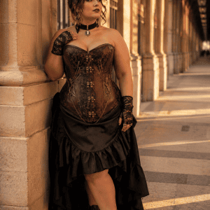 Femme de 45 ans portant un Corset Bustier Steampunk Pirate Marron avec jupe asymétrique noire et bottines à lacets galerie de montpensier au palis garnier à Paris à la golden hour
