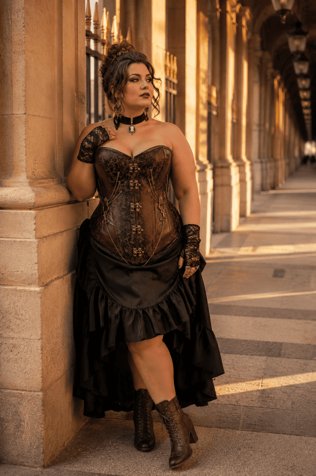 Femme de 45 ans portant un Corset Bustier Steampunk Pirate Marron avec jupe asymétrique noire et bottines à lacets galerie de montpensier au palis garnier à Paris à la golden hour