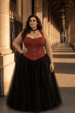 Corset écossais rouge et gris grande taille porté avec une longue jupe en tulle noir sous les Arcades de Valois au Palais-Royal à Paris.