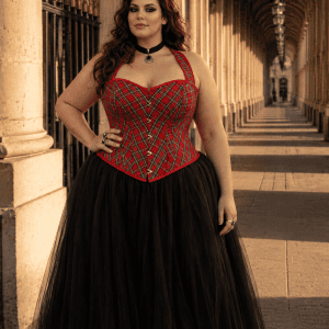 Corset écossais rouge et gris grande taille porté avec une longue jupe en tulle noir sous les Arcades de Valois au Palais-Royal à Paris.