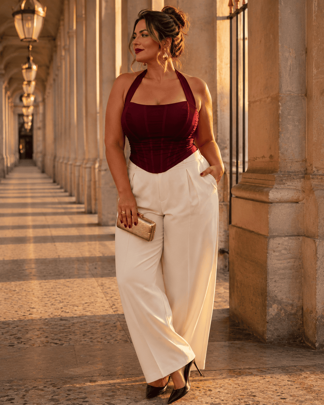 Corset bordeaux élégant avec pantalon blanc illustrant comment choisir un corset selon sa poitrine.
