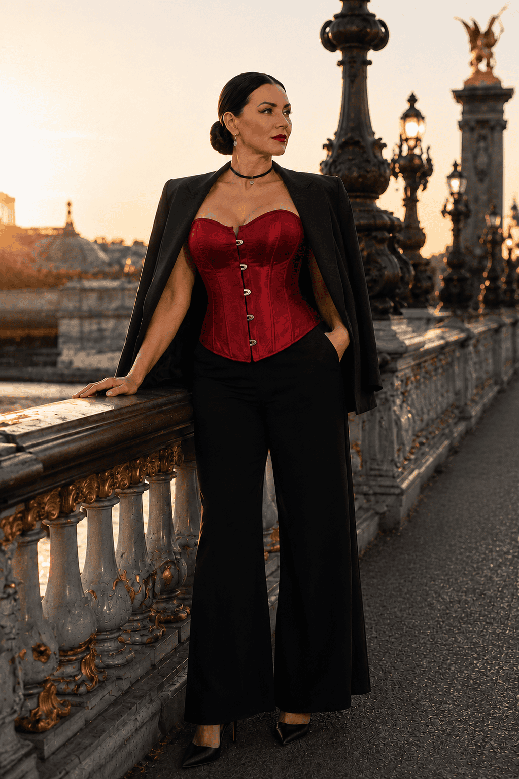 Femme portant un corset bustier satin rouge avec une silhouette élégante illustrant le choix du soutien-gorge adapté à un corset.