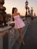 robe bustier mini drapee rose satinee avec jupe bouffante portée au pont alexandre iii à paris au lever du soleil