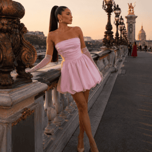 robe bustier mini drapee rose satinee avec jupe bouffante portée au pont alexandre iii à paris au lever du soleil