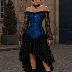 Robe corset bustier gothique bleu roi et noir à manches longues en dentelle avec jupe asymétrique portée dans la cour du musée Carnavalet à Paris.