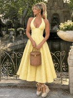 Robe corset bustier midi trapèze jaune pastel en jacquard floral portée à la fontaine de Médicis à Paris, avec espadrilles compensées crème et panier en osier vintage.