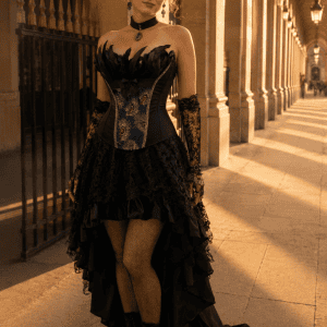 Robe corset longue noire à plumes de paon portée sous les arcades Valois du Palais Royal à Paris, photographiée à la golden hour dans un style éditorial haute couture.
