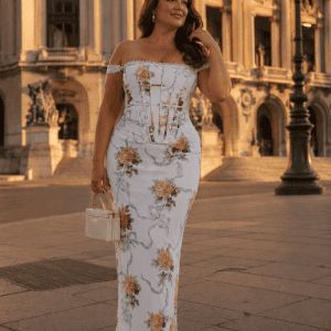 Robe longue de soirée style corset à imprimé floral portée sur le parvis du Palais Garnier à Paris à la lumière dorée de fin de journée.