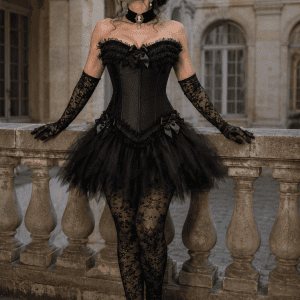 Robe mini corset bustier noir en tulle style gothique romantique portée dans la cour du Musée Carnavalet à Paris.