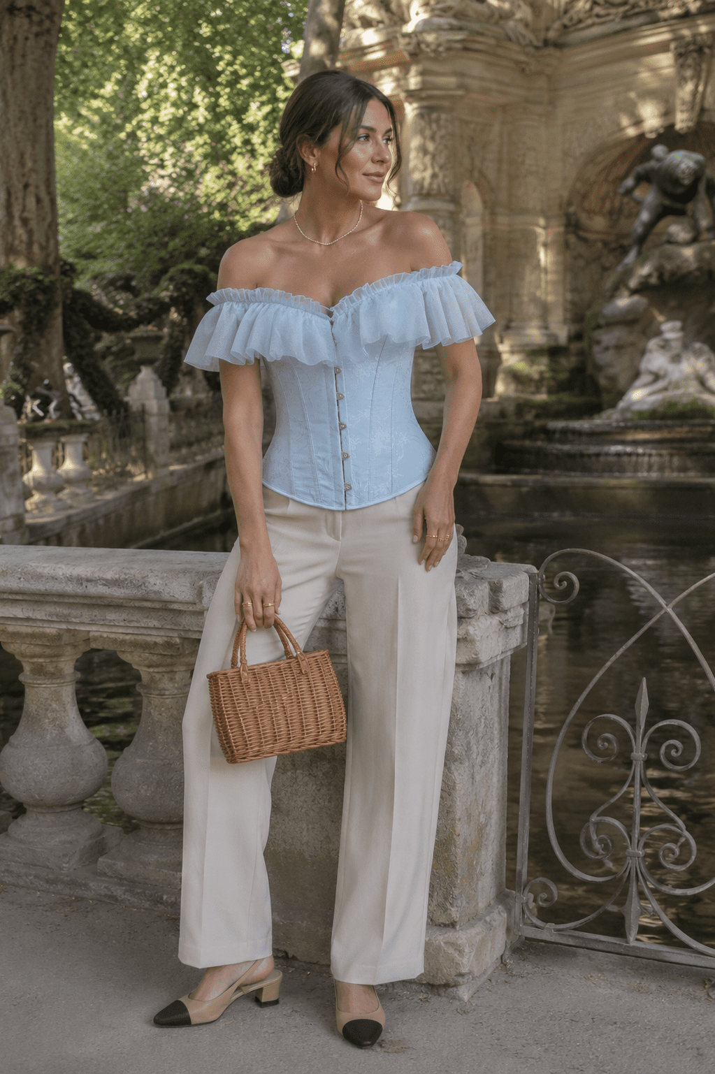 Corset victorien moderne bleu ciel porté avec un pantalon blanc élégant