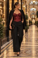 Soutien-gorge corset rouge à paillettes porté avec un pantalon noir
